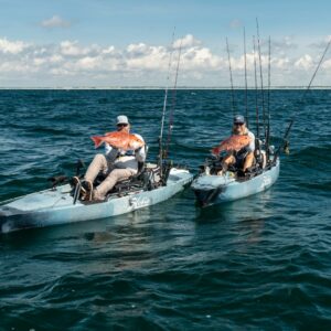 Immagine con due Kayak da Pesca Rigidi in acqua