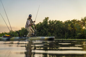 Pescatore che sta Pescando su un Kayak in un posto Bellissimo
