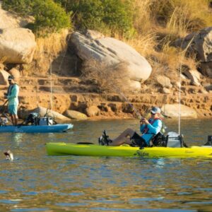 Kayak da Pesca Hobie Compass in acqua con un pescatore mentre pesca