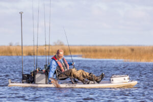 Foto di un Pescatore su Un Kayak da Pesca mentre sta Pescando