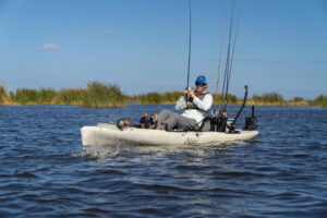 Pescatore mentre pesca su un Kayak da Pesca